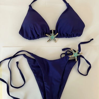 Blaues Bikini mit Seesternen