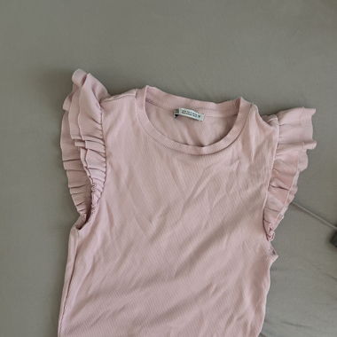 Haut rose sans manches à volants