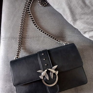 Schwarze Umhängetasche mit Kette