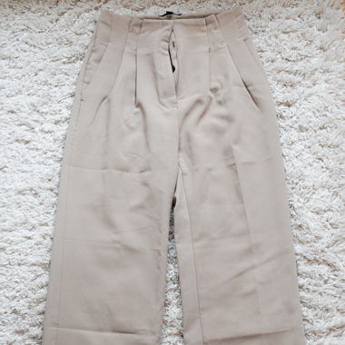 Pantaloni in tessuto beige a vita alta con gamba larga