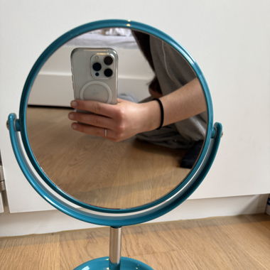 Blauer Schminkspiegel