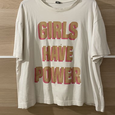 Weisses T-shirt mit Slogan GIRLS HAVE POWER