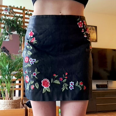 Fake leather skirt with embroidered flowers