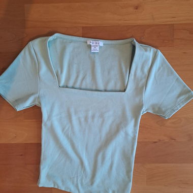 Top Verde Menta con scollo quadrato