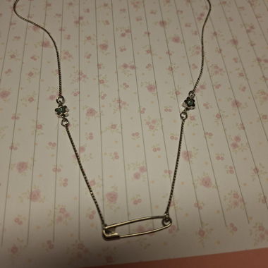 Collier à épingle de sûreté avec fleurs