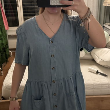 Vestito di jeans azzurro chiaro con abbottonatura