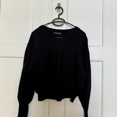 Schwarzer Strickpullover cropped
