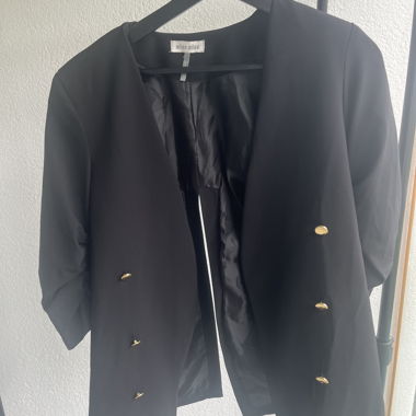 Schwarzer Blazer mit Goldknöpfen
