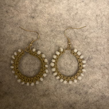 Orecchini dorati con perle bianche