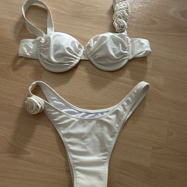 Weisses Blumen-Bikini
