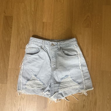 ZARA hellblaue distressed Denim-Shorts EU 36