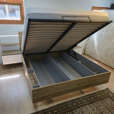 Neuwertiges Bett mit Matratze u.Bettkasten