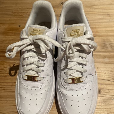 Nike Air Force in weiss/beige/gold