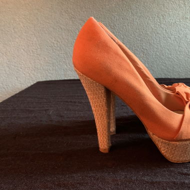 Orange «Peep Toes» Plateausandalen 