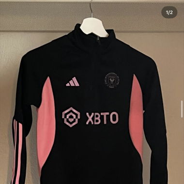 Pull de sport rose et noir