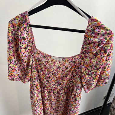 Kleid mit Puffärmeln – ungetragen