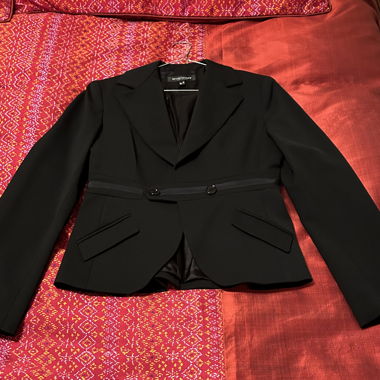 Smartes schwarzes Kostüm mit Jacke und Rock – wie neu