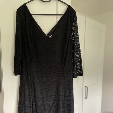 Kleid mit Spitzenmuster