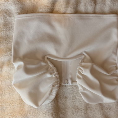 Top bianco con scollo profondo