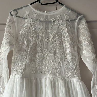 Weisses langes Kleid aus floraler Spitze