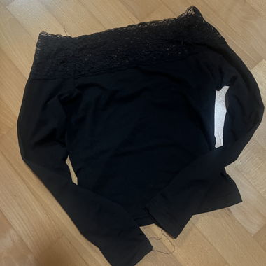 Top nero con pizzo