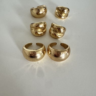 Set aus goldenen Ringen