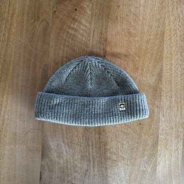 Cappello in maglia grigio