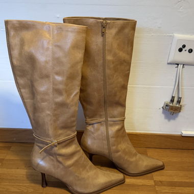 Zara kniehohe Stiefel mit Absatz: beige spitze Zehen
