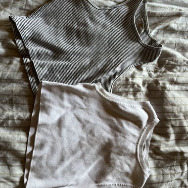 Deux tops, blanc et blanc rayé 