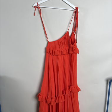 Robe rouge à bretelles plissées
