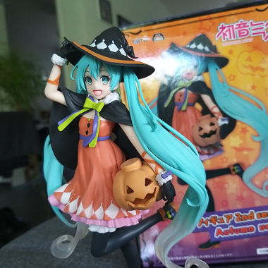 Hatsune-Miku-Halloween-Figur