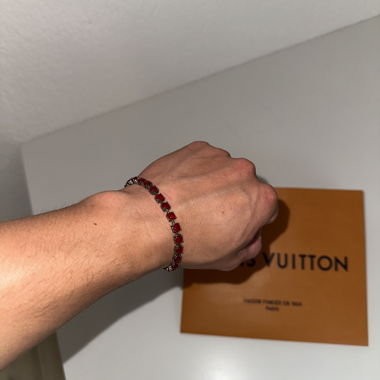 Armband mit rotem Stein