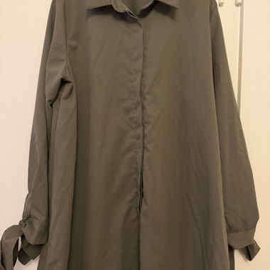 Camicia lunga kaki con nodi sulle maniche