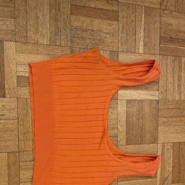 Sehr kurzes oranges Tanktop