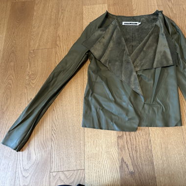 Dunkelgründe Jacke aus Kunstleder