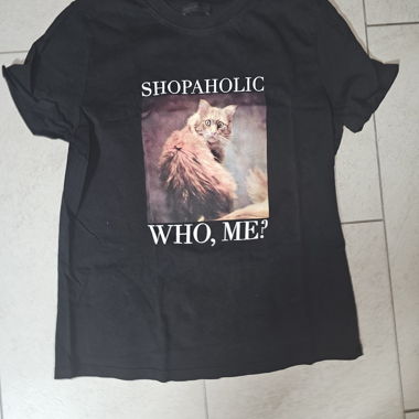 Schwarzes Grafik-T-Shirt shopaholic