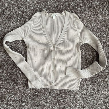 Cardigan en maille beige avec perles