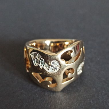 Anello color oro con pietre e ritagli