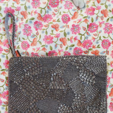 Hübsche Handtasche mit Steinen besetzt