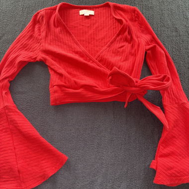 Top incrociato rosso con maniche svasate