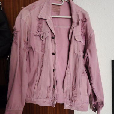 Veste rose déchirée