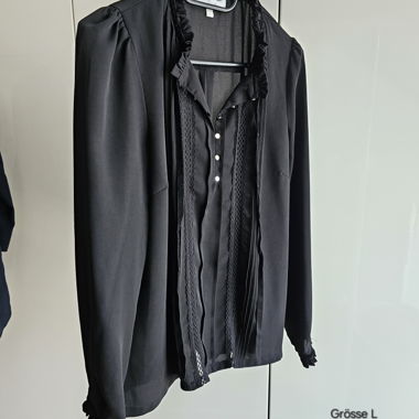 Blouse with black details
