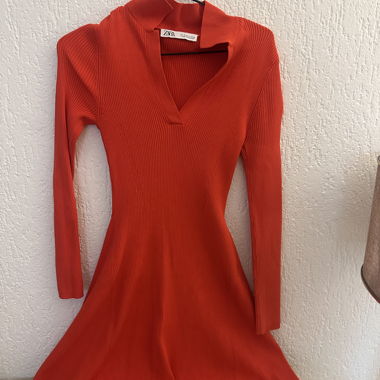 Dame im leuchtend orangefarbenen Kleid