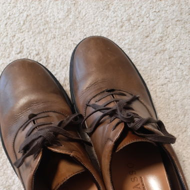 Cabasso, brown shoes.