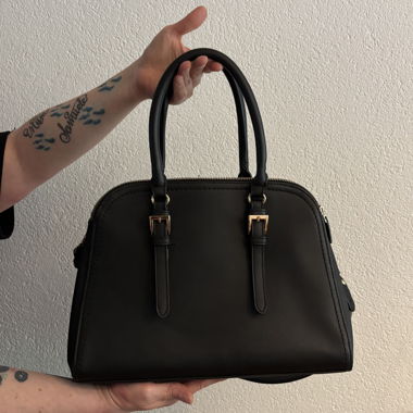 Schwarze Handtasche mit Schulterriemen