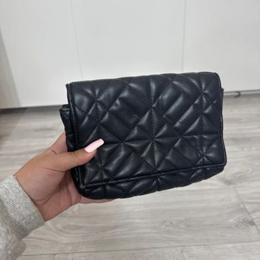 Schwarze ZARA Wattierte Clutch