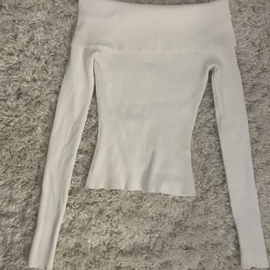Top scollato sulle spalle