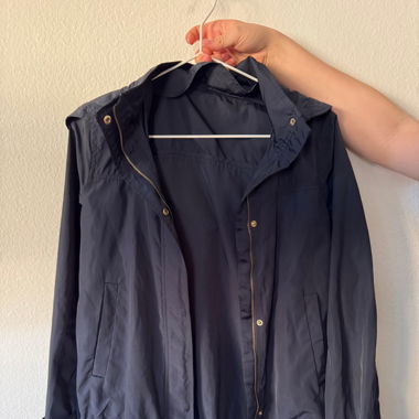 Dunkelblaue Windjacke