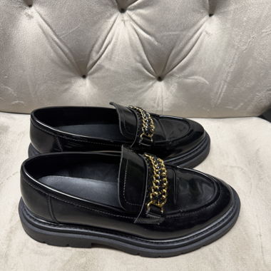 Mocassins noirs avec chaîne
