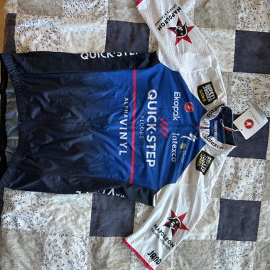 Set Castelli di pantaloncini con bretelle e maglia per ciclismo